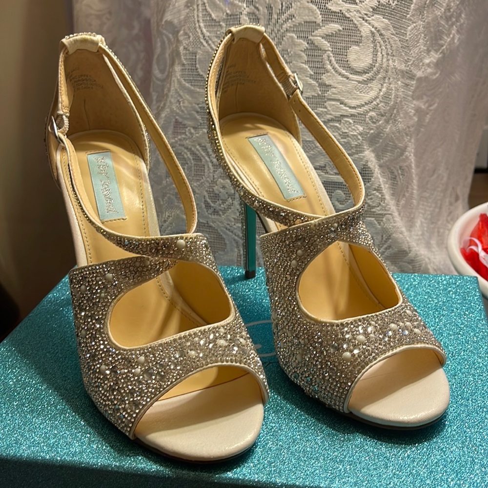 Betsy Johnson SB-SAGE heels Ivory